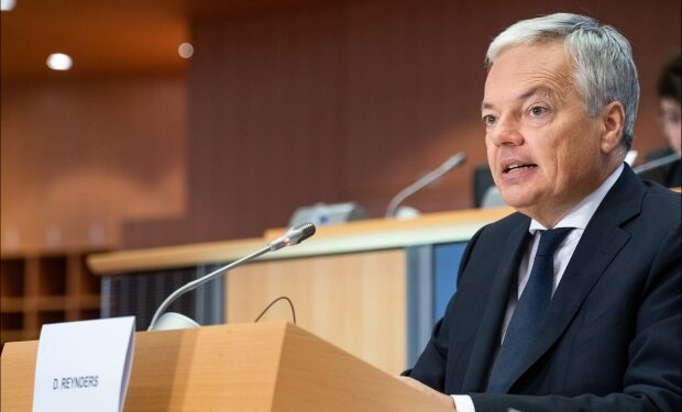 Fost comisar european, suspectat de spălare de bani | VIDEO