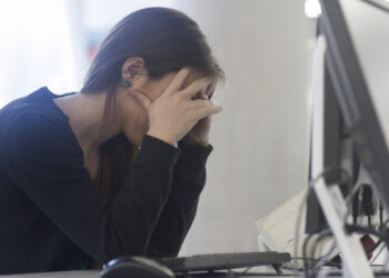 Violența online împotriva femeilor crește alarmant în Europa. Avertisment ONU: Este „o oglindă a societății”