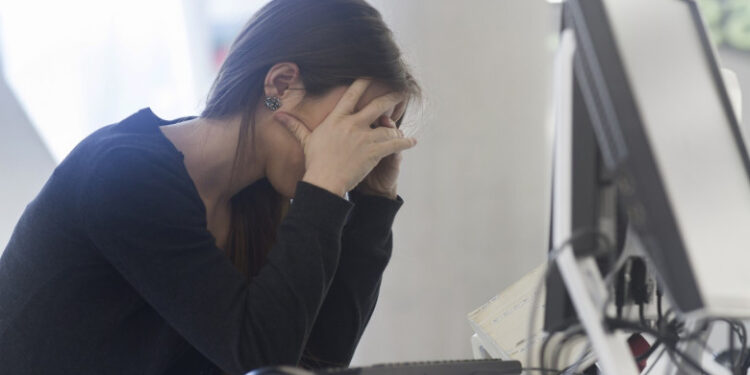 Violența online împotriva femeilor crește alarmant în Europa. Avertisment ONU: Este „o oglindă a societății”