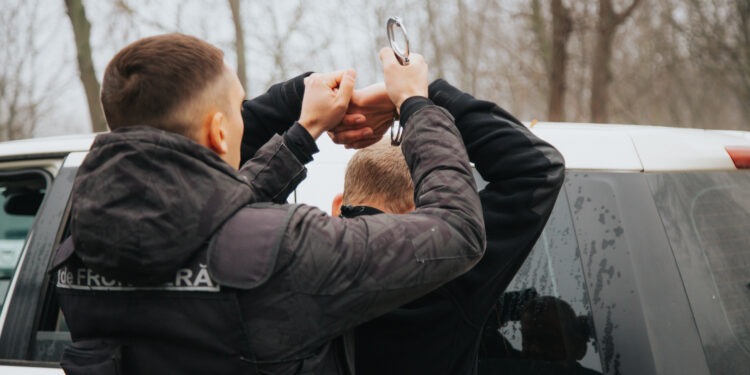 Grup criminal specializat în comercializarea drogurilor, destructurat de polițiștii de frontieră