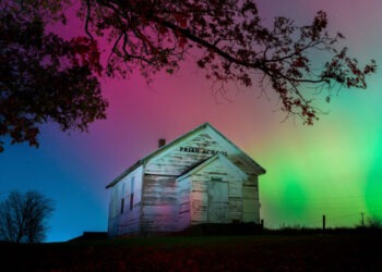 Aurora boreală vizibilă în SUA, din New York până în Texas, pe fondul unei furtuni geomagnetice care a luminat cerul