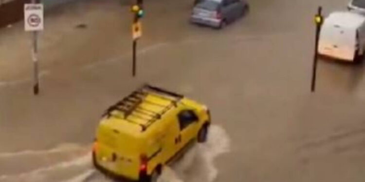 Spania, măturată de inundații: străzi sub apă, copaci căzuți, zboruri și cursuri universitare anulate