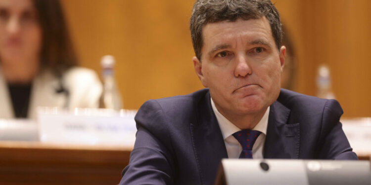 Huiduieli la Alba Iulia în momentul depunerii coroanei din partea președintelui Nicușor Dan