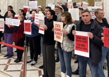 Protest al angajaților din Parlamentul României, nemulțumiți de tăierile de salarii