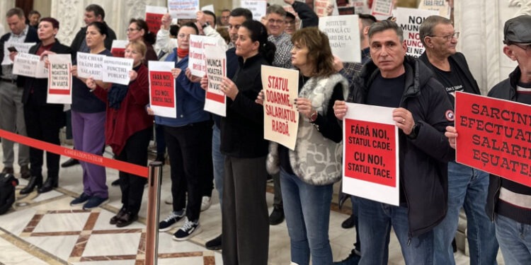 Protest al angajaților din Parlamentul României, nemulțumiți de tăierile de salarii