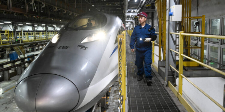 Tragedie feroviară în China: 11 morți și doi răniți după ce un tren de testare a lovit muncitorii pe șine