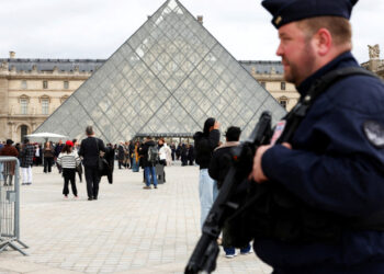 Alţi patru suspecţi au fost arestaţi în ancheta privind jaful de la Luvru, anunţă Parchetul din Paris