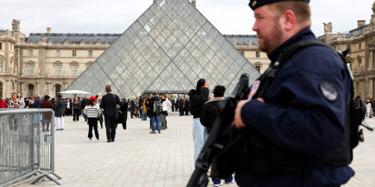 Alţi patru suspecţi au fost arestaţi în ancheta privind jaful de la Luvru, anunţă Parchetul din Paris