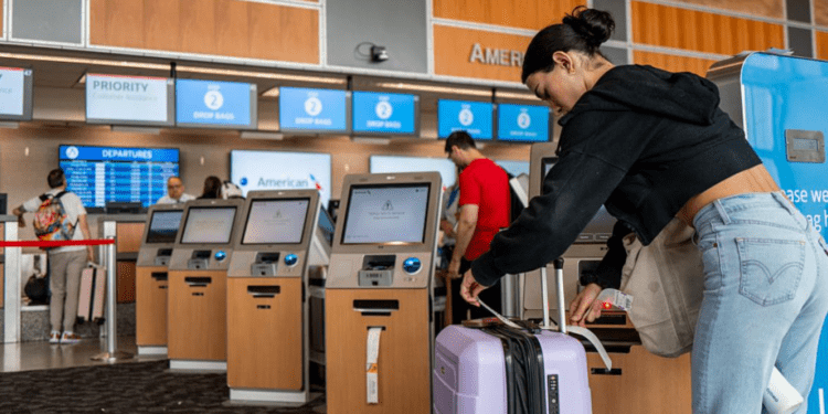 Sute de zboruri din SUA sunt anulate vineri pe măsură ce continuă cel mai mare shutdown guvernamental