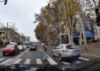 Șofer sancționat după ce a ignorat un pieton pe trecerea de pietoni în Chișinău