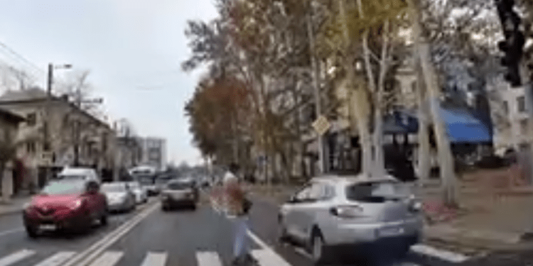 Șofer sancționat după ce a ignorat un pieton pe trecerea de pietoni în Chișinău