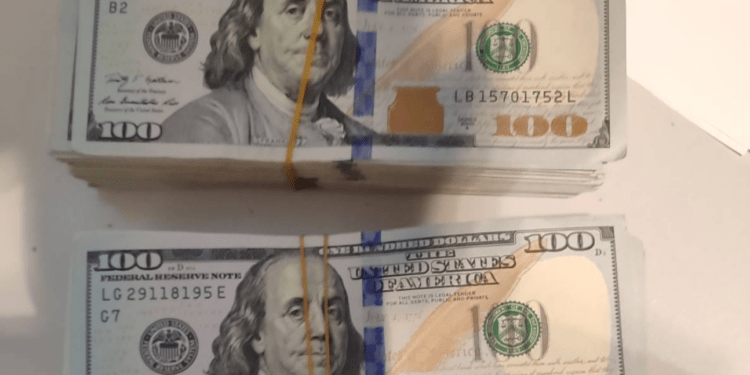 Tentativă de scoatere nedeclarată din țară a peste 45 de mii de dolari, la Aeroport