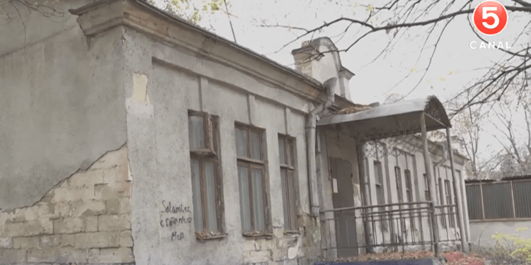 Guvernul mută asociația copiilor cu dizabilități într-o clădire degradată: este o lovitură | VIDEO