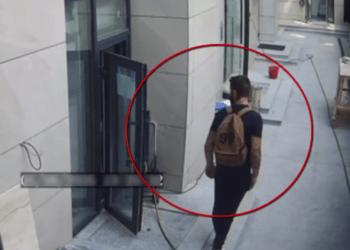 Se caută individul din imagini! Ar fi comis o infracțiune în Chișinău