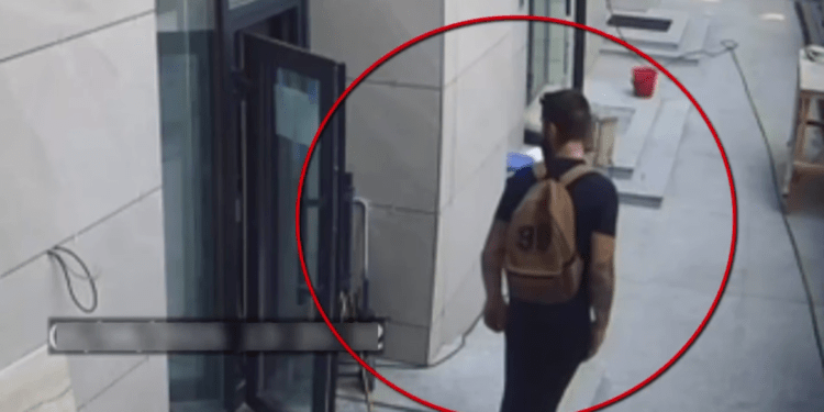 Se caută individul din imagini! Ar fi comis o infracțiune în Chișinău