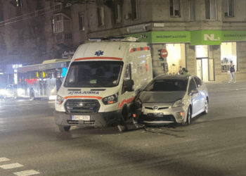 Accident în centrul Chișinăului cu implicarea unei ambulanțe aflate în misiune. Impactul a fost surprins de martori