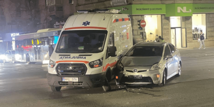 Accident în centrul Chișinăului cu implicarea unei ambulanțe aflate în misiune. Impactul a fost surprins de martori