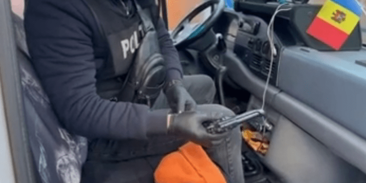 Dondușeni: 11 percheziții și doi suspecți reținuți într-un dosar de trafic de persoane