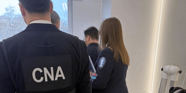 Noi percheziții în dosarul schemei de corupție în domeniul chirurgiei estetice. O altă angajată a unui salon din capitală, depistată cu diplomă falsă