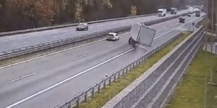 Șofer moldovean beat, surprins derapând cu TIR-ul pe o autostradă din Cehia