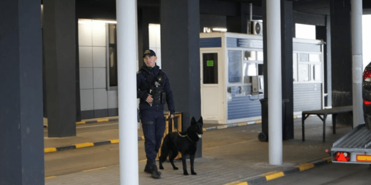 Alertă la graniță. Un camion care ar fi plin cu armament a fost oprit la vama Albița. Surse: Urma să ajungă în Israel