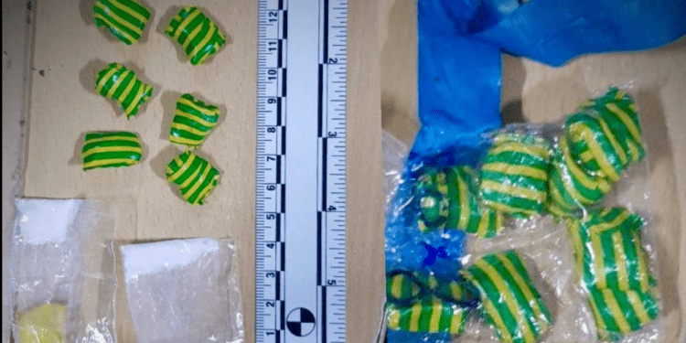 Trei tineri prinși cu droguri în două intervenții ale poliției din capitală