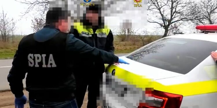 Doi polițiști de patrulare, reţinuţi pentru mită. Un șofer i-a denunțat la Linia anticorupţie