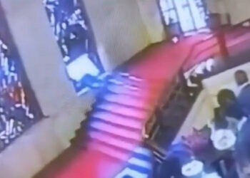 Un politician italian a spart cu capul un vitraliu de 40.000 de euro, după ce s-a împiedicat pe scări. Incidentul, surprins de camere