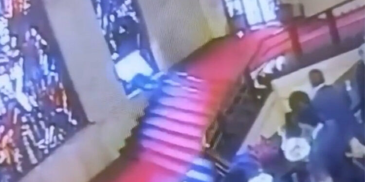 Un politician italian a spart cu capul un vitraliu de 40.000 de euro, după ce s-a împiedicat pe scări. Incidentul, surprins de camere