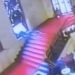Un politician italian a spart cu capul un vitraliu de 40.000 de euro, după ce s-a împiedicat pe scări. Incidentul, surprins de camere