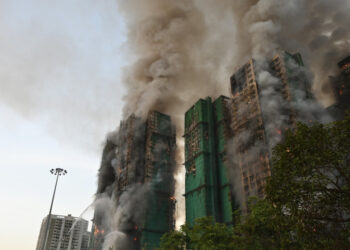 Incendiul uriaș la un complex de blocuri din Hong Kong: 55 de morți și peste 270 de dispăruți. Trei suspecți au fost arestați