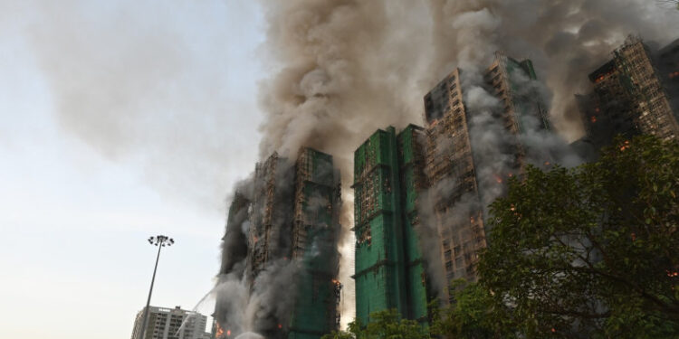 Incendiul uriaș la un complex de blocuri din Hong Kong: 55 de morți și peste 270 de dispăruți. Trei suspecți au fost arestați