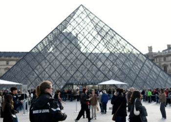 Unul dintre suspecții jafului de la Luvru era influencer pe rețelele sociale și a fost paznic de muzeu