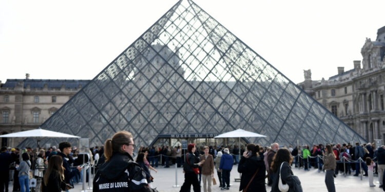 Unul dintre suspecții jafului de la Luvru era influencer pe rețelele sociale și a fost paznic de muzeu