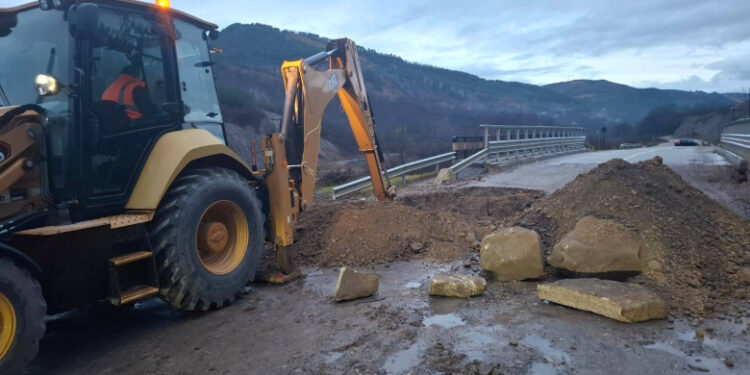 Vremea rea face ravagii: Șosele blocate de alunecări de teren, pe Valea Oltului au căzut pietre de pe versant. Gospodării sunt inundate