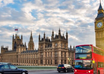 Turiștii ar putea plăti o taxă nouă în Anglia. În Scoția și Țara Galilor au fost introduse deja măsuri similare