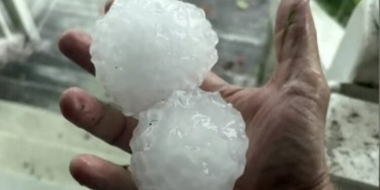 Grindină gigantică lovește Australia: peste 95.000 de locuințe din Queensland au rămas fără electricitate