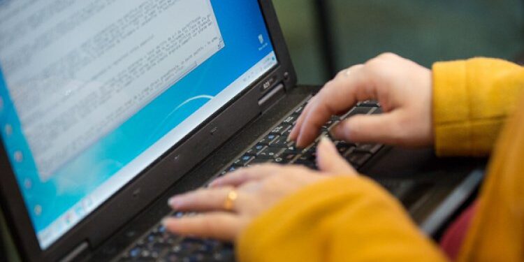 Violența digitală se răspândește rapid și aduce riscuri majore