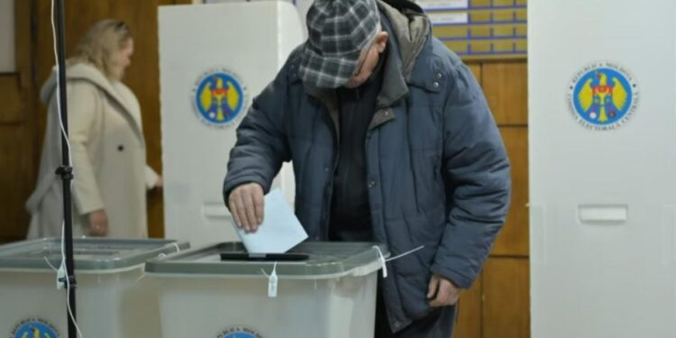 Prezența la vot: Peste 4 300 de cetățeni și-au exercitat dreptul până la prânz
