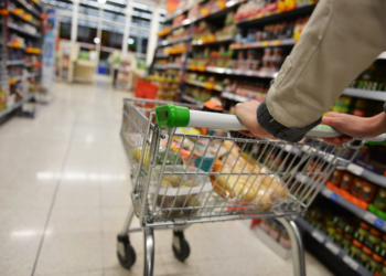 O taxă pentru alimentele procesate nesănătoase, luată în calcul de Comisia Europeană. Este vizată și legislația de control al tutunului