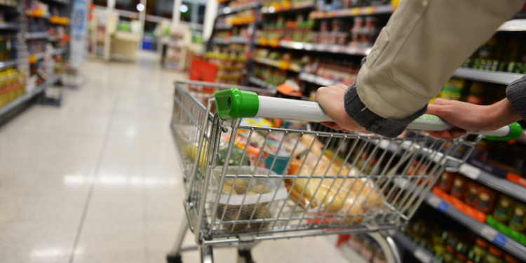 O taxă pentru alimentele procesate nesănătoase, luată în calcul de Comisia Europeană. Este vizată și legislația de control al tutunului