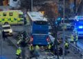 В центре Стокгольма двухэтажный автобус въехал в людей на остановке, есть погибшие