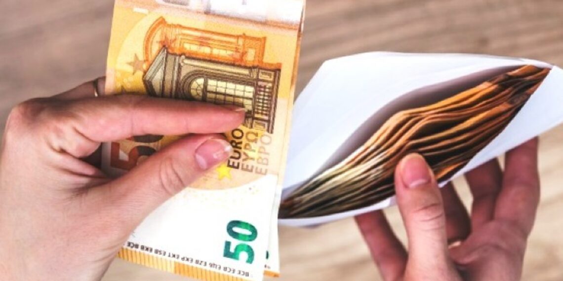 Am primit 140 euro în plic, fără semnătură. Membrii birourilor electorale din Franța, plătiți „la negru”?