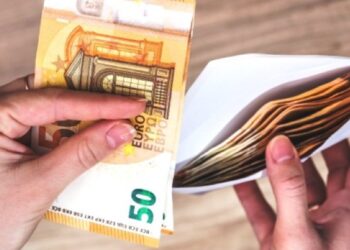 Am primit 140 euro în plic, fără semnătură. Membrii birourilor electorale din Franța, plătiți „la negru”?