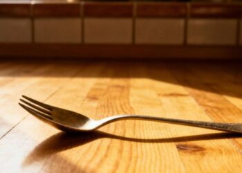 Și-ar fi atacat amicul cu o furculiță pentru un telefon. Agresorul va face 9 ani de închisoare