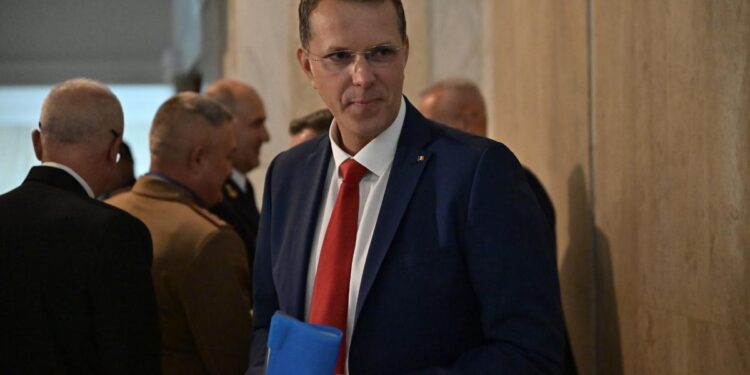 Ministrul Apărării al României a demisionat. Este acuzat că și-a falsificat CV-ul