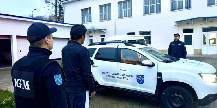 Doi cetățeni din Asia de Sud, escortați în afara țării după ce au încercat să treacă ilegal frontiera Republicii Moldova