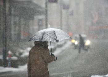 Ninsoare, lapoviță și polei: Cod Galben, emis de meteorologi