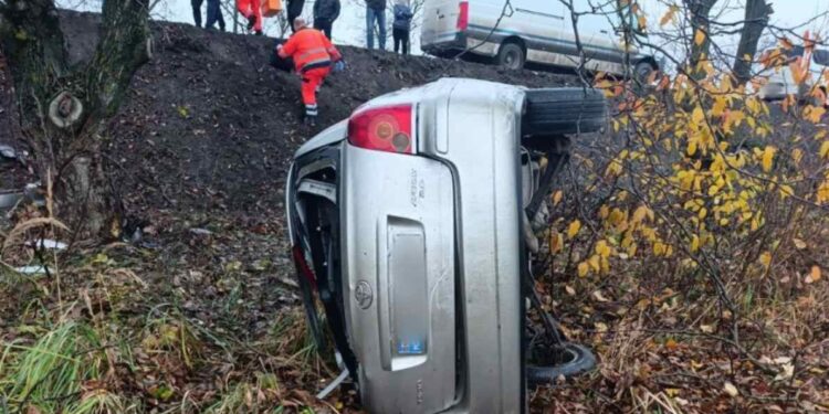 Accident mortal pe traseul Otaci–Dondușeni: o mașină s-a izbit de un copac