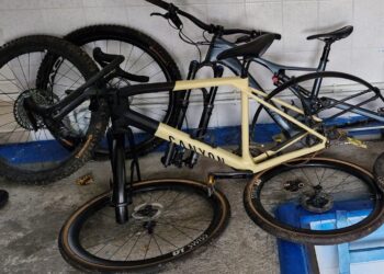 Biciclete și piese auto, descoperite de vameși la Criva și Costești!